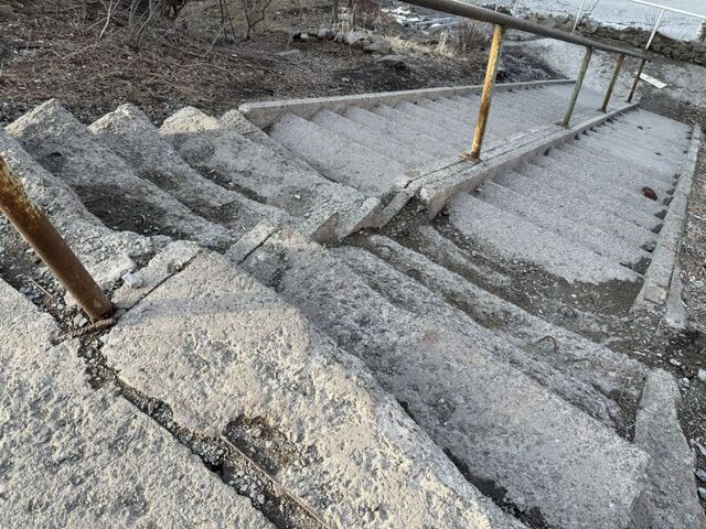 Перелом - это только начало: десятки лестниц-«убийц» угрожают жителям Владивостока - PRIMPRESS, 23.03.2026