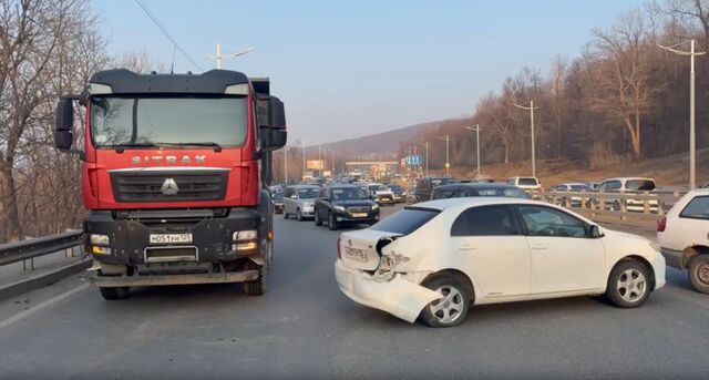 Легковушку развернуло от удара: жесткое ДТП с грузовиком произошло во Владивостоке - PRIMPRESS, 24.03.2026
