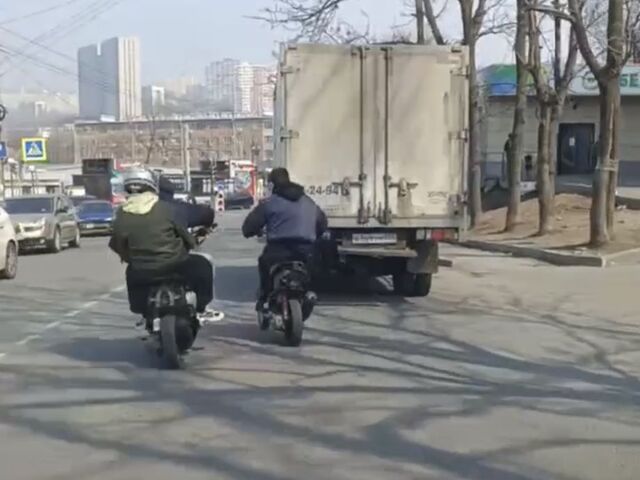 Дети на мопедах устроили опасные «покатушки» во Владивостоке - PRIMPRESS, 29.03.2026