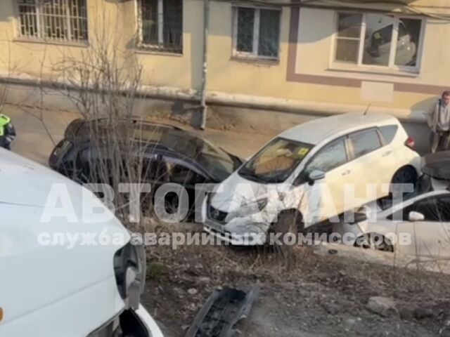 Женщина перепутала педали и упала с косогора во Владивостоке - PRIMPRESS, 29.03.2026