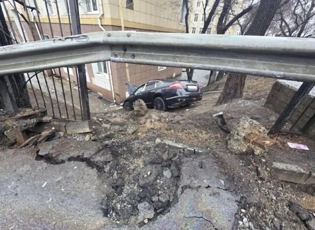 Полиция ищет водителя, который протаранил забор и сбежал после ДТП во Владивостоке - PRIMPRESS, 11.04.2026