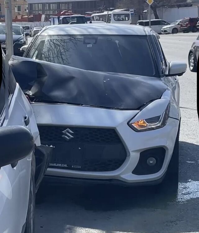 Во Владивостоке водитель Suzuki Swift скрылся после удара по Nissan на Снеговой - PRIMPRESS, 13.04.2026
