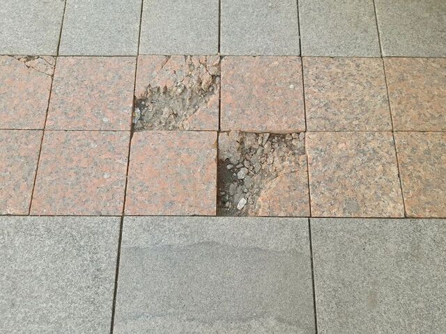 Ямы и выбоины на брусчатке — приметы весеннего Владивостока - PRIMPRESS, 13.04.2026