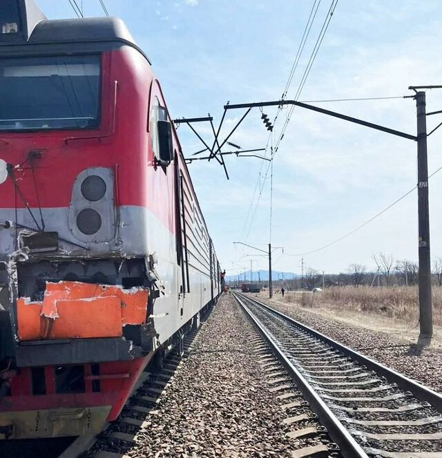 Грузовик протаранил поезд на переезде под Владивостоком - PRIMPRESS, 14.04.2026