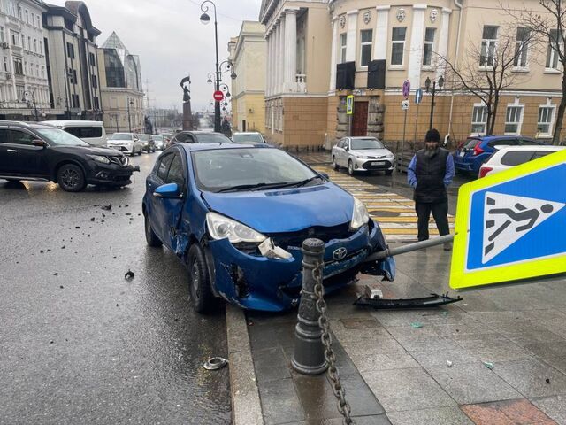 Легковушка «намоталась» на знак: жёсткое ДТП произошло в центре Владивостока - PRIMPRESS, 15.04.2026