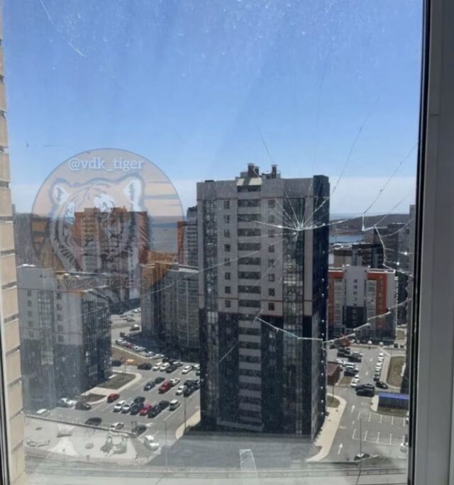 Во Владивостоке неизвестный обстрелял девятый этаж жилого дома - PRIMPRESS, 22.04.2026