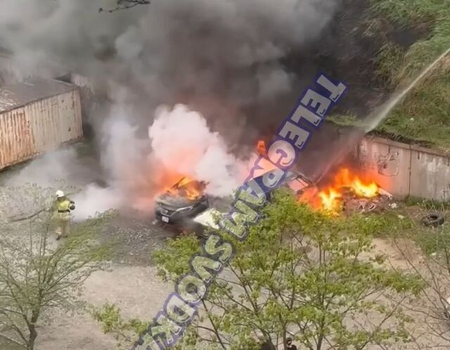 Сразу два автомобиля вспыхнули ночью во Владивостоке - PRIMPRESS, 11.05.2026