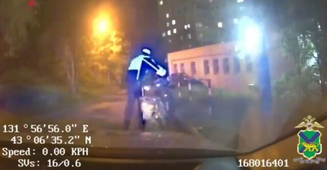 Во Владивостоке полиция устроила погоню за водителем скутера, выполнявшим трюки на дороге - PRIMPRESS, 23.05.2026