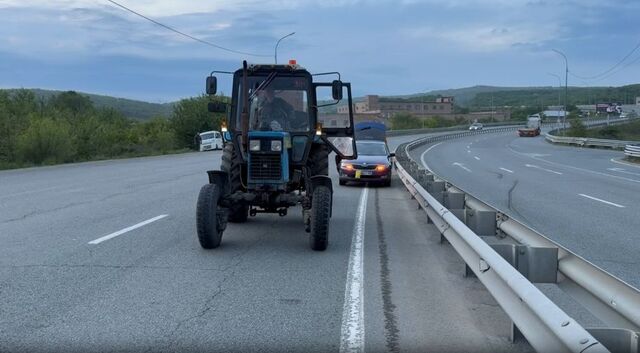 Отбросило в леера: Трактор «Беларусь» протаранил легковушку во Владивостоке - PRIMPRESS, 04.06.2026