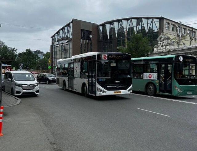 В центре Владивостока пассажирский автобус лишился стекол из-за ДТП - PRIMPRESS, 23.06.2026