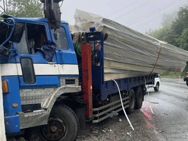 Большегруз потерял управление и протаранил забор ТЭЦ во Владивостоке - PRIMPRESS, 04.07.2026