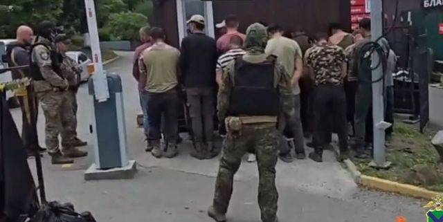 Десятки нелегалов поймали на Морском кладбище во Владивостоке - PRIMPRESS, 05.07.2026