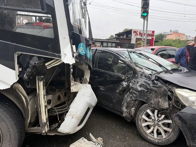 Массовое ДТП сковало движение в огромном спальном районе Владивостока - PRIMPRESS, 08.07.2026