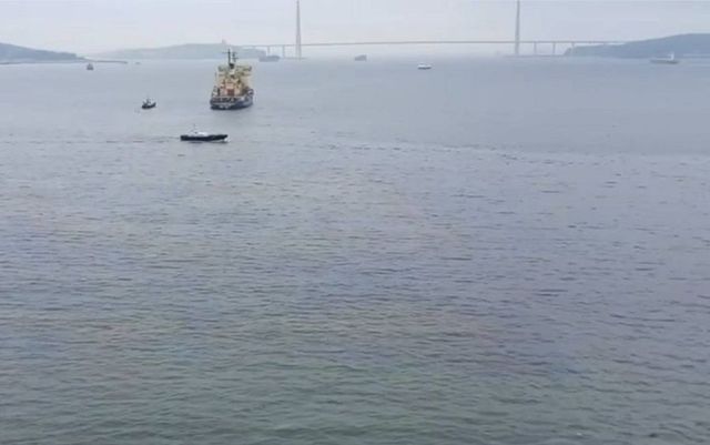 Море у Токарёвского маяка во Владивостоке очищают от радужной плёнки - PRIMPRESS, 08.07.2026