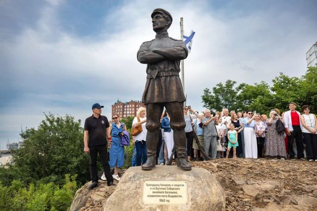 Памятник первому строителю Владивостока открыли на сопке Орлиное Гнездо - PRIMPRESS, 21.07.2026