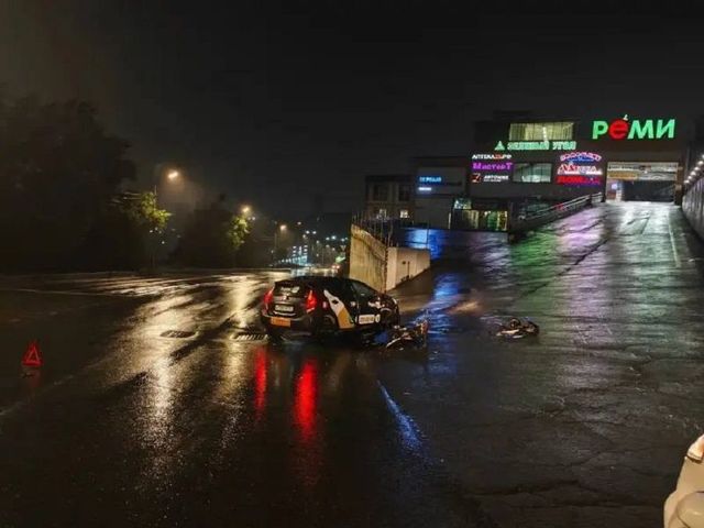 Авария во Владивостоке: такси переехало мотоцикл с парочкой подростков - PRIMPRESS, 27.07.2026