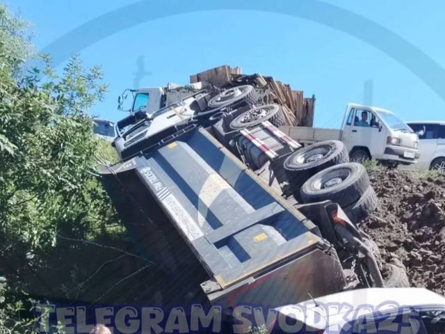Большегруз вылетел в кювет во Владивостоке - PRIMPRESS, 05.09.2026