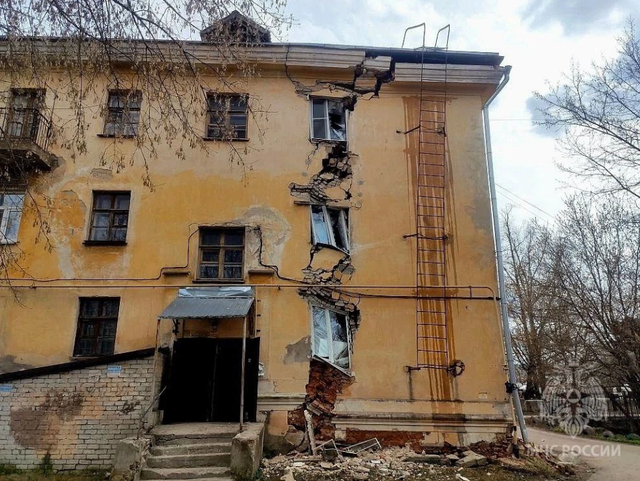 Спасатели помогают жильцам треснувшего дома в Балахне выносить вещи из квартир - Региональное информационное агентство «Время Н», 19.04.2026
