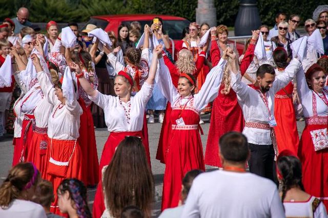 В Челябинске хоровод объединил представителей разных народов - Южноуральская панорама, 16.08.2026