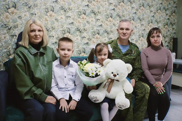 Ветеран СВО проводил в первый класс дочку погибшего товарища - Южноуральская панорама, 01.09.2026