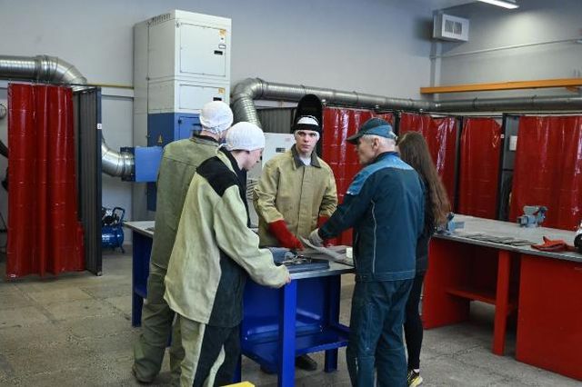 На Южном Урале работают более 12 тысяч учителей-пенсионеров - Южноуральская панорама, 06.10.2026