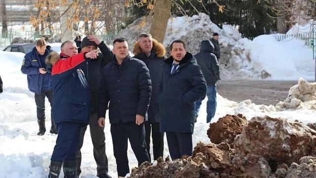 Мэр Уфы посетил место обвала грунта на улице Интернациональной - Новости Уфы и Башкирии - Медиакорсеть, 11.03.2025