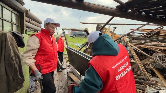 Волонтеры Алексея Вихарева разбирают завалы и помогают пострадавшим после смерча в Кушве - 66.ru — Городской портал Екатеринбурга, 24.06.2026