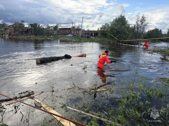 После смерча жилые дома и участки в Кушве уходят под воду. Фото - 66.ru — Городской портал Екатеринбурга, 25.06.2026