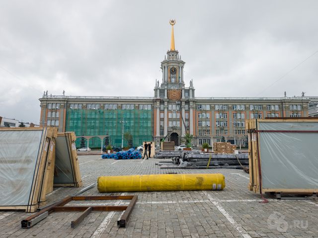 На площади 1905 года начали устанавливать падел-корты. Фото - 66.ru — Городской портал Екатеринбурга, 18.07.2026