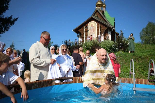 На берегу Чусовой провели массовое крещение в День Крещения Руси - 66.ru — Городской портал Екатеринбурга, 28.07.2026