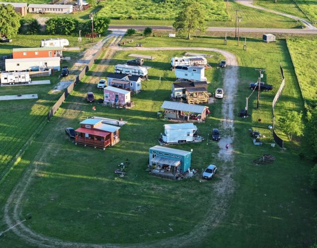 Американская пенсионерка построила деревню только для женщин. Дайджест новостей, удививших редакцию - 66.ru — Городской портал Екатеринбурга, 16.08.2026
