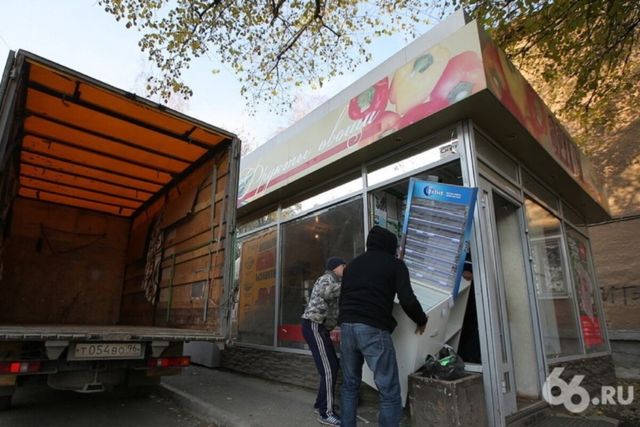 «Поручение губернатора не выполнили». Киоски продолжают переезжать с улиц Екатеринбурга во дворы - 66.ru — Городской портал Екатеринбурга, 15.09.2026
