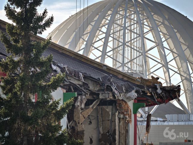 В центре Екатеринбурга сносят легендарный ресторан «Харбин». Фото - 66.ru — Городской портал Екатеринбурга, 17.10.2026