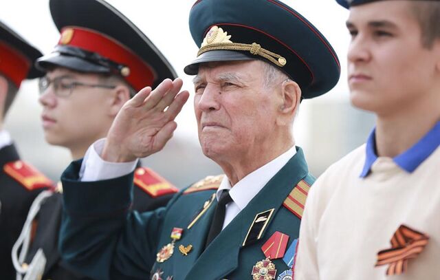 Мэр Сергей Петрин поздравил Почетного гражданина Воронежа Николая Борисова со 101-м днем рождения - Леди.Врн, 03.11.2025