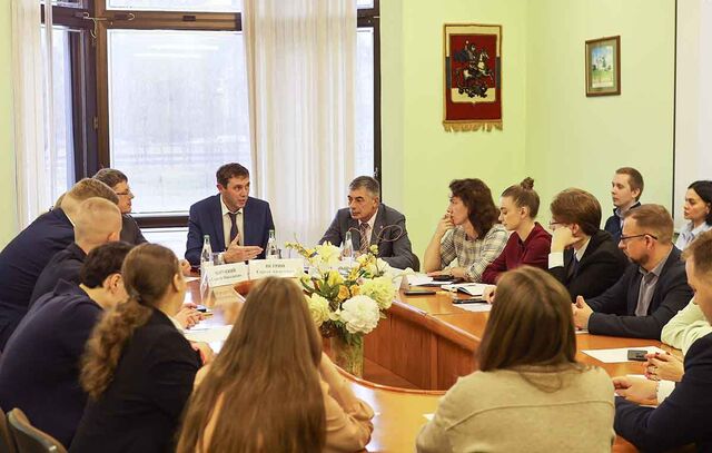 Мэр Воронежа Сергей Петрин обсудил со студентами развитие города и кадровые перспективы - Леди.Врн, 13.11.2025