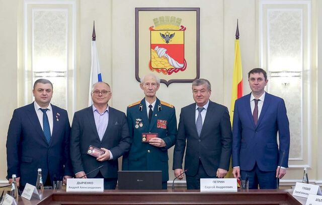 Мэр Сергей Петрин вручил памятные знаки «Воронеж — город воинской славы» - Леди.Врн, 14.11.2025