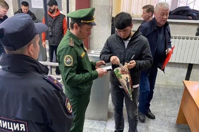 Бывших мигрантов в областной ГАИ в Челябинске ждали военные следователи - Информационное агентство «Урал-пресс-информ», 08.07.2025