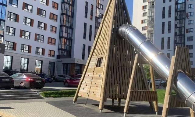 Прокуратура Челябинска требует 400 тысяч рублей за сломанную руку ребёнка на площадке в ЖК «Ньютон» - Информационное агентство «Урал-пресс-информ», 17.09.2025