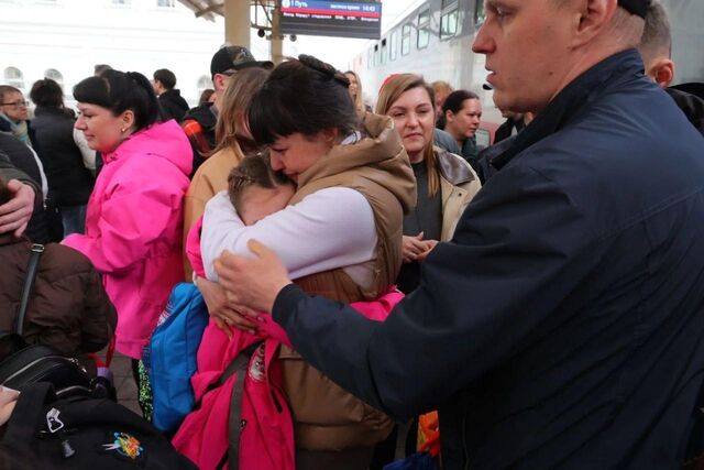 Пассажиры сошедшего с рельс поезда «Москва – Челябинск» доставлены до своих станций (видео и фото встреч) - Информационное агентство «Урал-пресс-информ», 04.04.2026