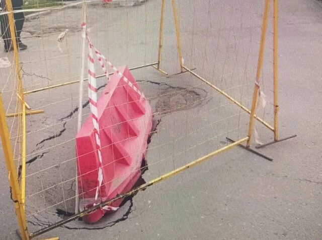 В Челябинске на проспекте Победы случился провал дорожного полотна - Информационное агентство «Урал-пресс-информ», 28.04.2026