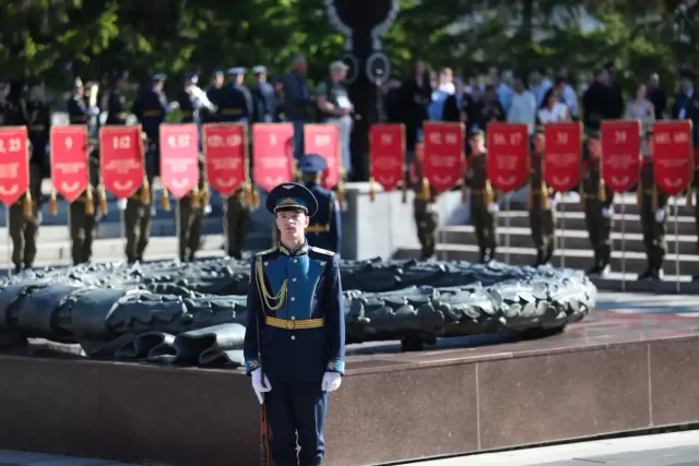Челябинск почтил память героев Великой Отечественной войны у Вечного огня - Информационное агентство «Урал-пресс-информ», 09.05.2026
