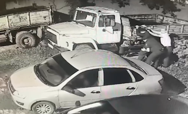 В Челябинске подросток пытался сжечь служебную машину полиции (ВИДЕО) - Информационное агентство «Урал-пресс-информ», 17.07.2026