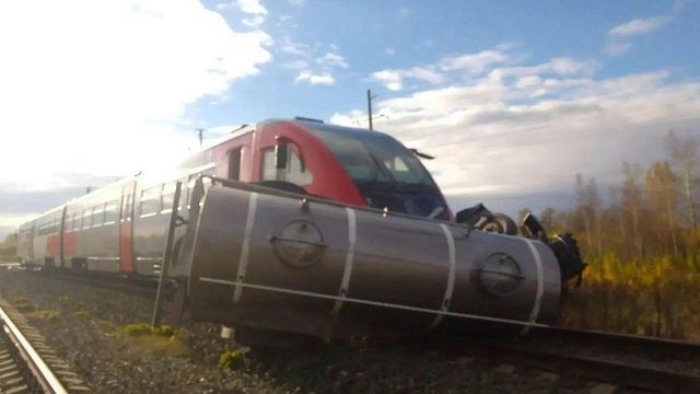 Пассажирский поезд врезался в грузовик на переезде в Челябинской области‼ - 1obl.ru | Новости Челябинска, 07.10.2026