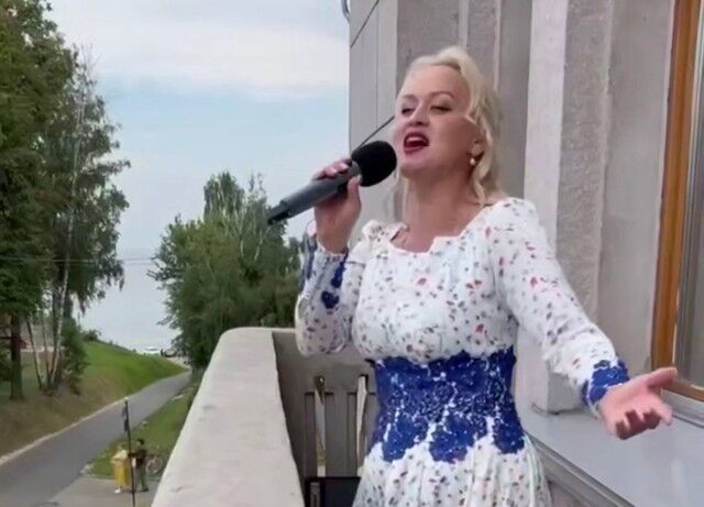Дарья Сикальская выступила на "Музыке балконов" в Чкаловске - Лента новостей НТА-Приволжье, 03.08.2025