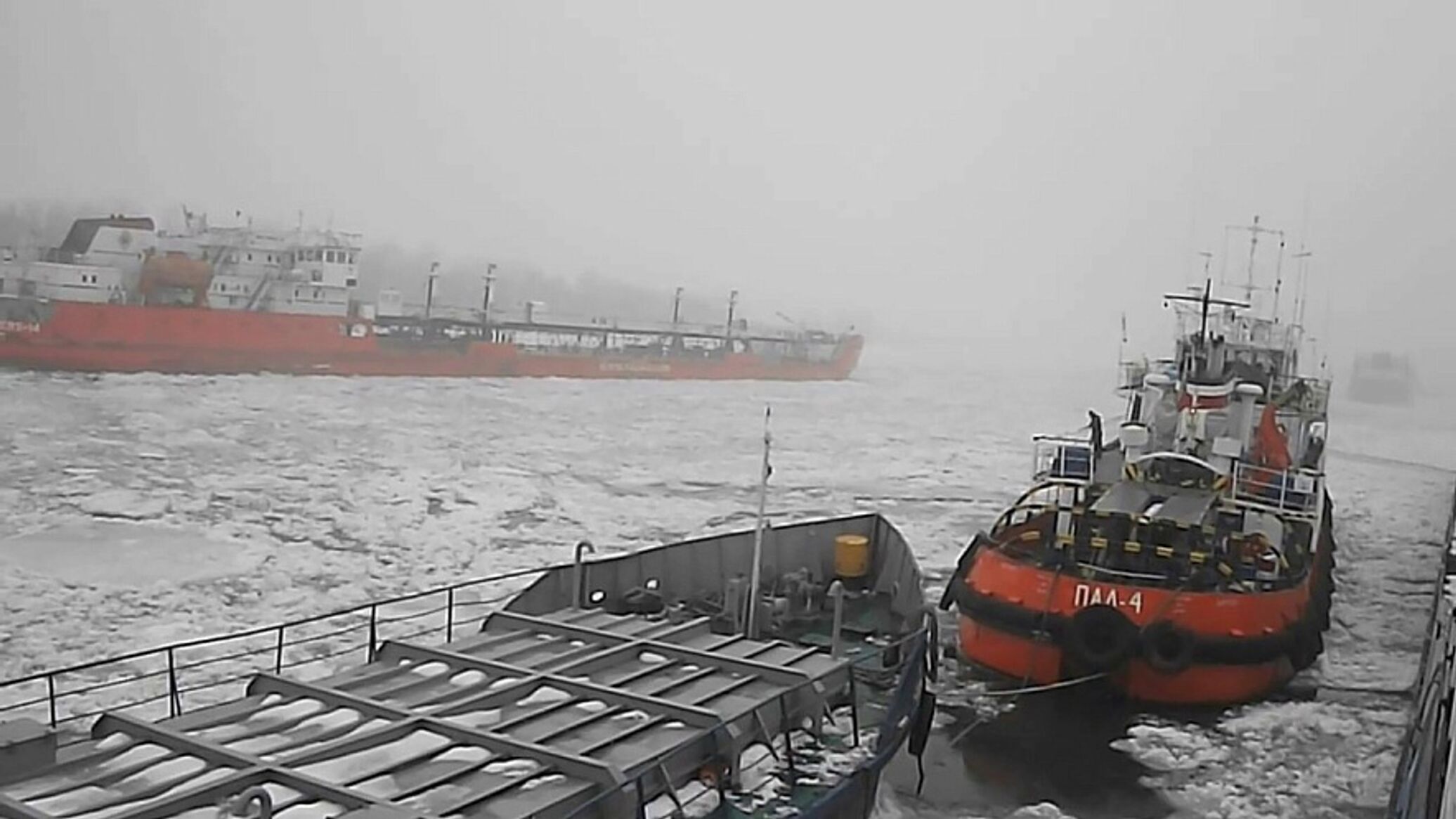 Режим судоходства. Таганрог зимой с моря. Таганрог зимнее море. Ледокол в Таганрогском порту