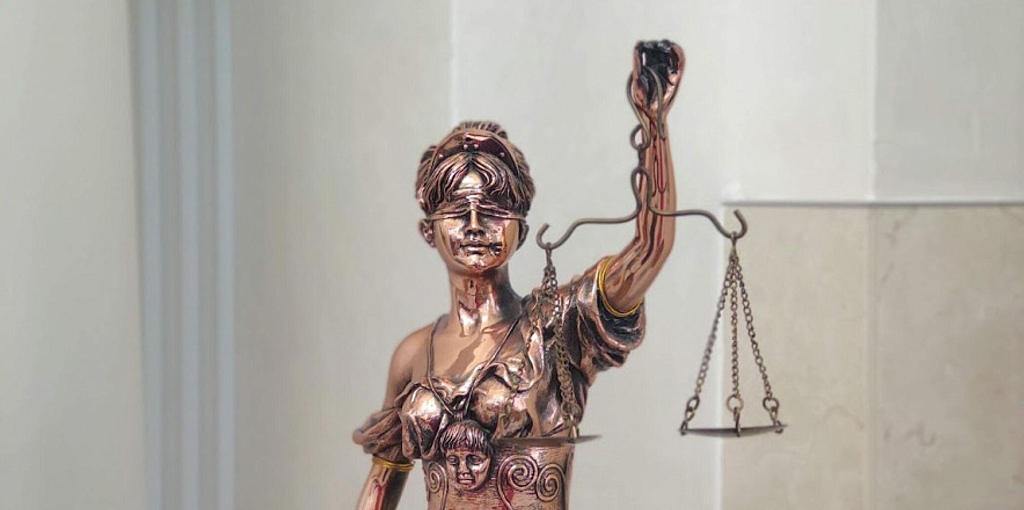 Фемида богачо. Богиня справедливости. Фемида ростов. Фемида богиня правосудия скульптура. Статуя фемиды в красноярске.