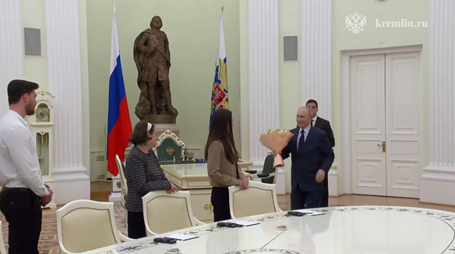 Владимир Путин встретился с освобождённой из плена ХАМАС ростовской семьёй - Новости Ростова-на-Дону - последние новости Ростова-на-Дону сегодня на 1rnd.ru, 17.04.2025