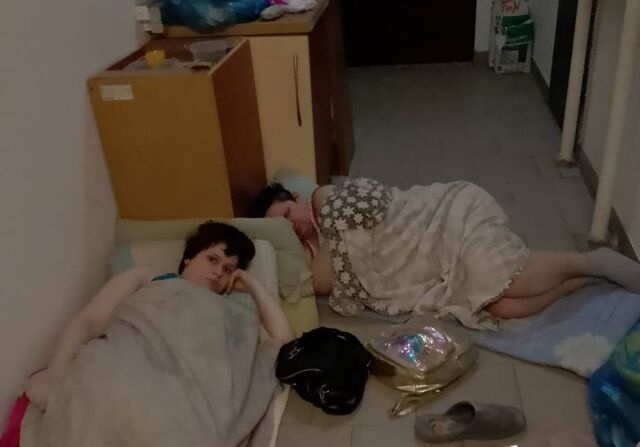 В Ростове мать с дочерью поселились в подъезде ЖК на Суворовском - Новости Ростова-на-Дону - последние новости Ростова-на-Дону сегодня на 1rnd.ru, 14.05.2025