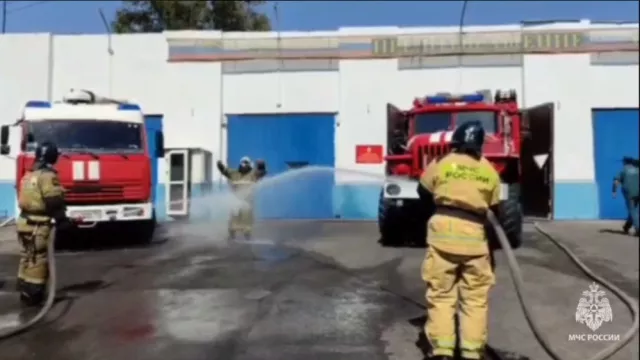 Пожарные в Ростове торжественно проводили на пенсию начальника отделения, облив его водой - Новости Ростова-на-Дону - последние новости Ростова-на-Дону сегодня на 1rnd.ru, 02.09.2025