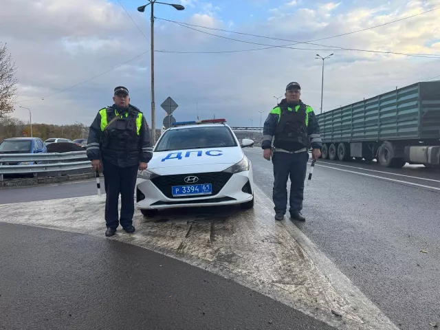 На трассе М-4 «Дон» инспекторы ДПС помогли водителю со сломанной машиной - Новости Ростова-на-Дону - последние новости Ростова-на-Дону сегодня на 1rnd.ru, 02.11.2025